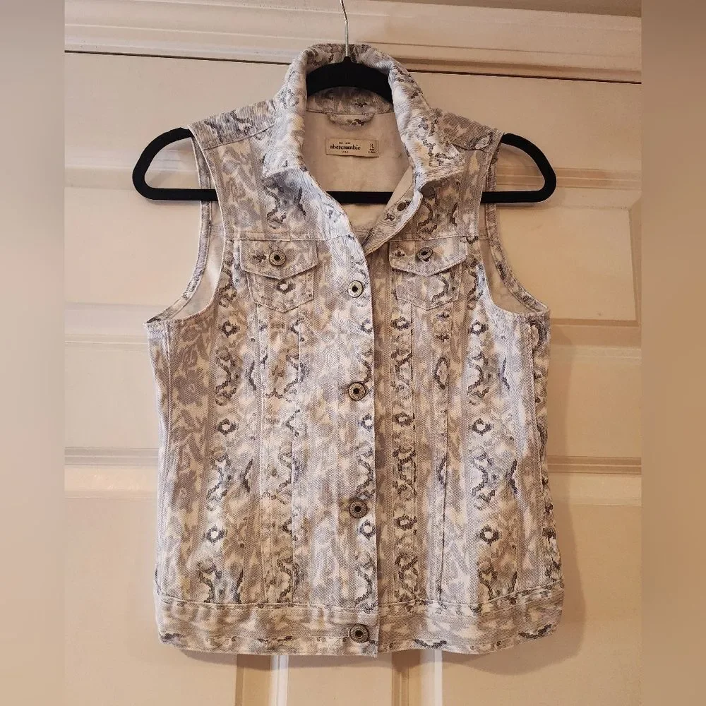 NWT Abercrombie Kids blue and white patterned button up denim vest XL
